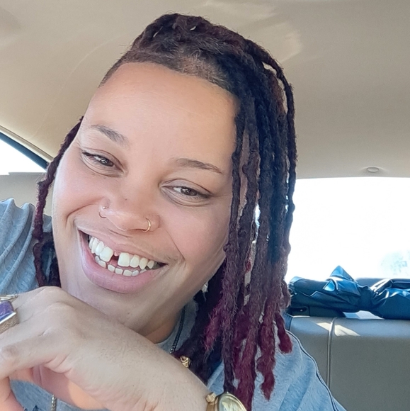 Meet your Posher, Dani🌻 - Picture 4 of 10